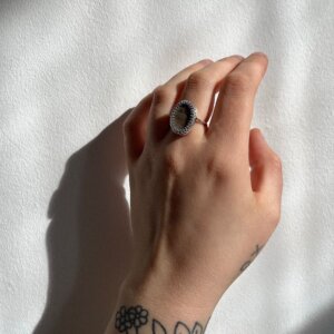 Nahaufnahme von Silberring mit Achat