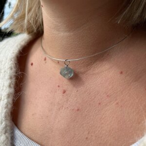 Nahaufnahme von einem Silberhalsreif mit Flurit Anhänger