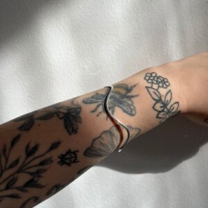 Nahaufnahme von einem wellenförmigen Armreifen