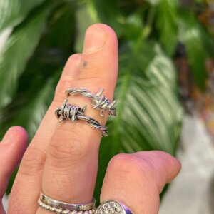 Nahaufnahme von einem Stacheldraht Ring aus Silber