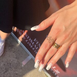 Nahaufnahme von feinem Goldring mit MAWI Logo