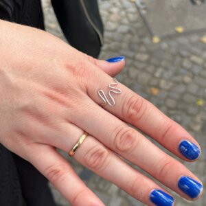 Nahaufnahme von feinem Ring mit MAWI Logo