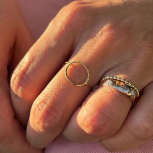 Nahaufnahme von feinen Goldringen