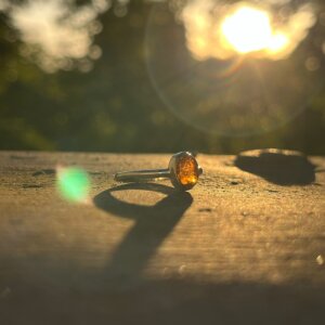 Nahaufnahme von Ring mit Bernstein