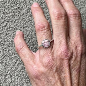 Nahaufnahme von Silberring mit Rhodochrosit