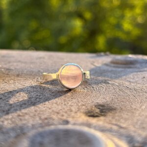 Nahaufnahme von Ring mit Rosenquarz