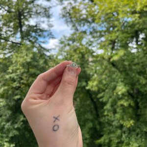 Nahaufnahme von Silberring mit Peridot