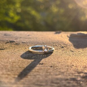 Nahaufnahme von Silberring mit Topaz