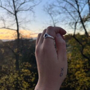 Nahaufnahme von Feinsilber Ring mit blauem Emaille