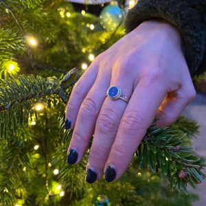 Nahaufnahme von Silberring mit Lapis