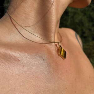 Nahaufnahme von Goldhalsreif mit Tigerauge Anhänger