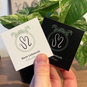 Nahaufnahme von Visitenkarten Marie Liebetruth