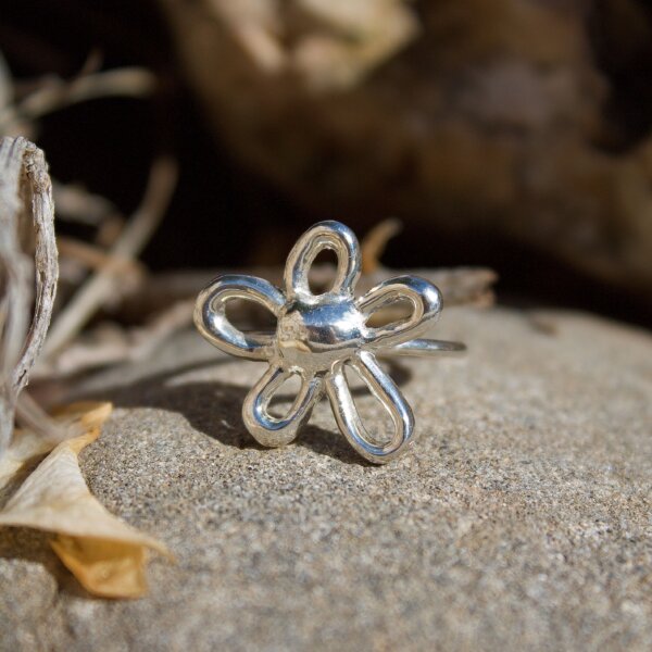 Nahaufnahme eines Rings aus Silber mit einer Blume