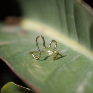 Nahaufnahme eines filigranem, geschwungenem Ring aus Gold