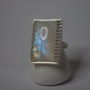 Nahaufnahme von Ring mit Mondstein