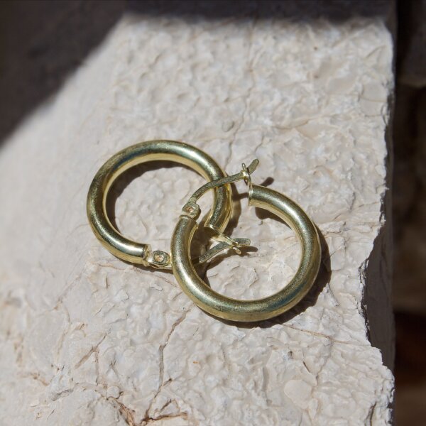 OHRRINGE Silber vergoldet mittel Nahaufnahme von Kreolen aus Gold