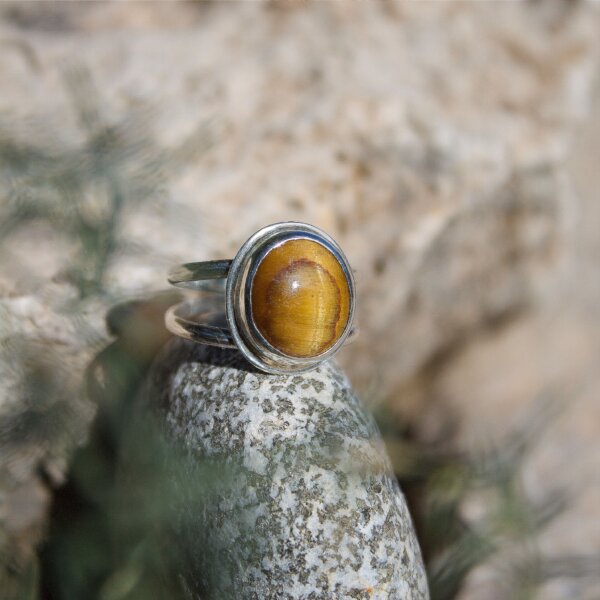 Nahaufnahme eines Rings aus Silber mit einem ovalen Tigerauge