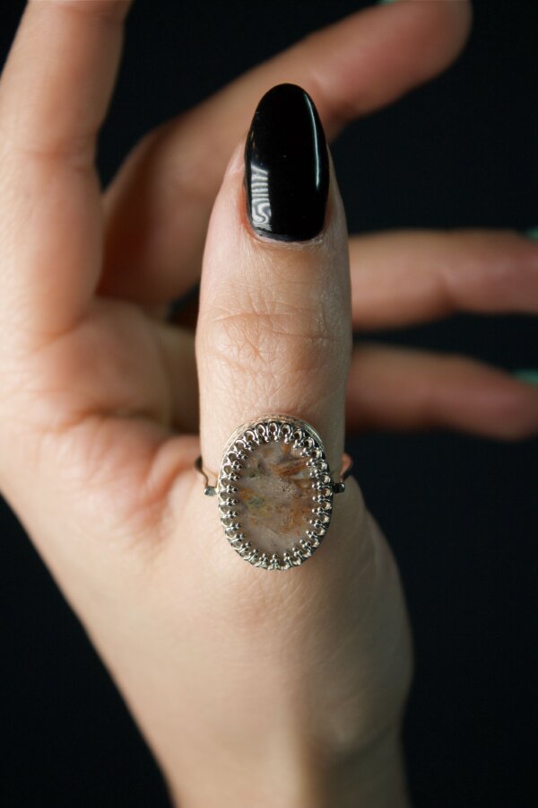 Ring ACHAT Nahaufnahme eines Rings aus Silber mit einer Krönchenfassung