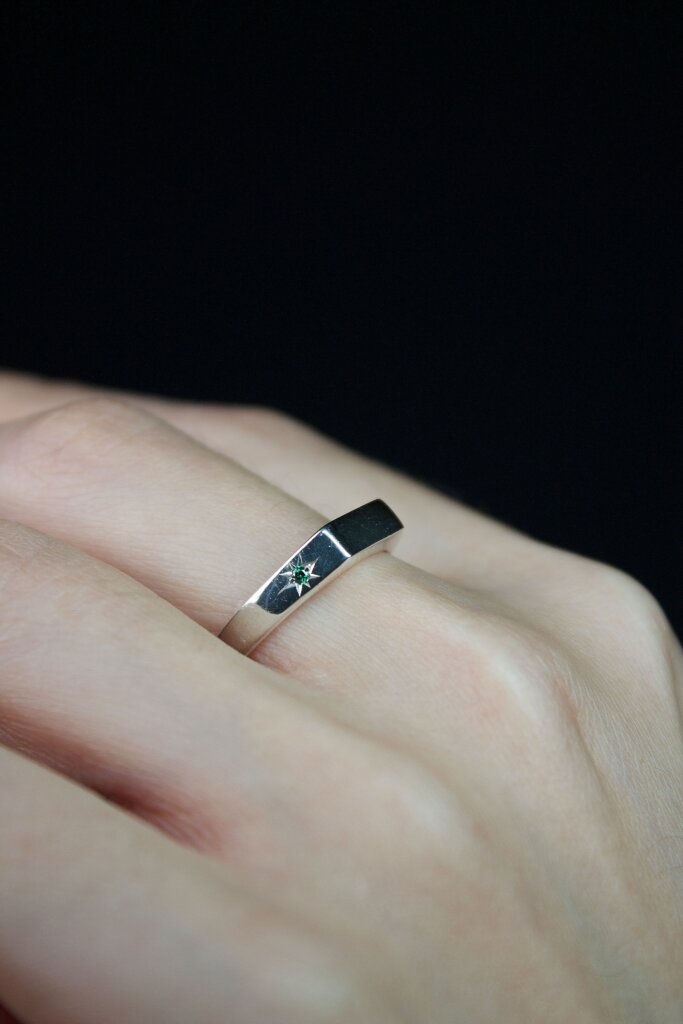 ADRIAN Ring Nahaufnahme von einem Ring aus Silber, Sternfassung mit grünem Zirkonia