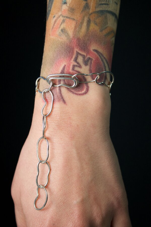 BEAN Armkette Nahaufnahme einer Armkette, aus Silber und bohnenförmigen Gliedern