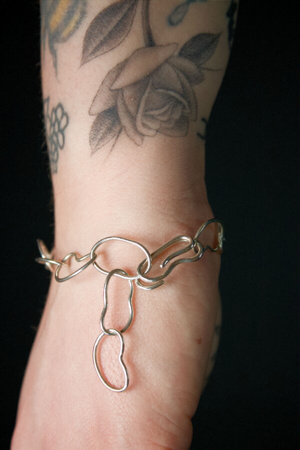 BEAN Armkette Nahaufnahme einer Armkette, aus Silber und bohnenförmigen Gliedern