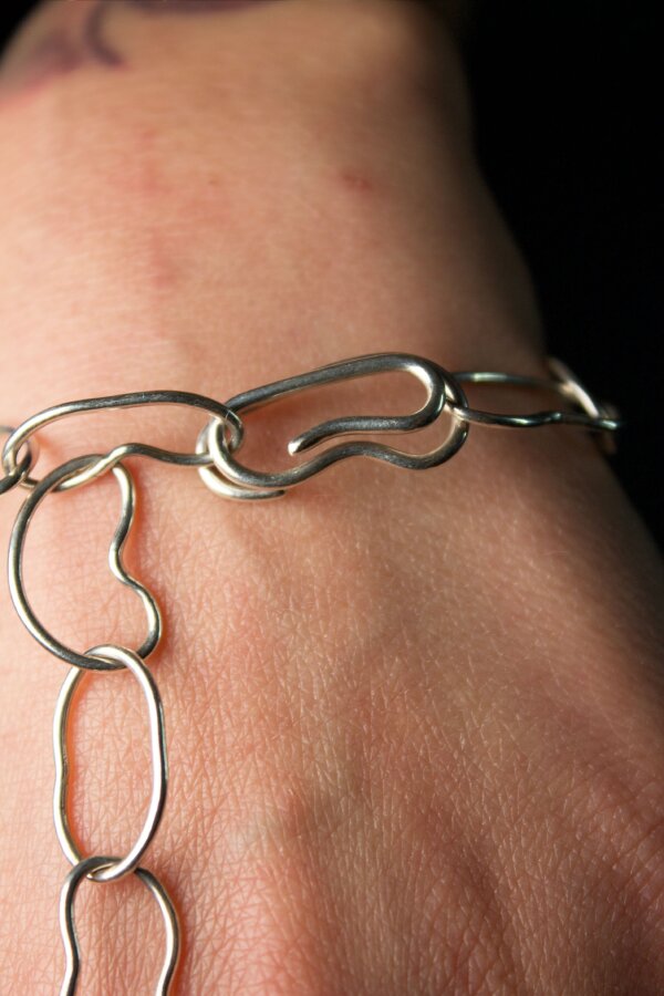 BEAN Armkette Nahaufnahme einer Armkette, aus Silber und bohnenförmigen Gliedern