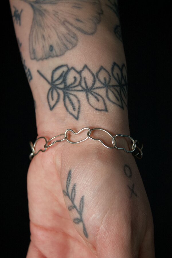 BEAN Armkette Nahaufnahme einer Armkette, aus Silber und bohnenförmigen Gliedern