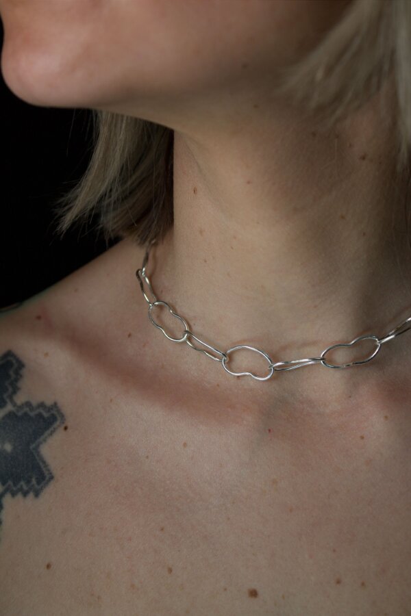 BEAN Halskette Nahaufnahme einer Halskette, aus Silber und bohnenförmigen Gliedern