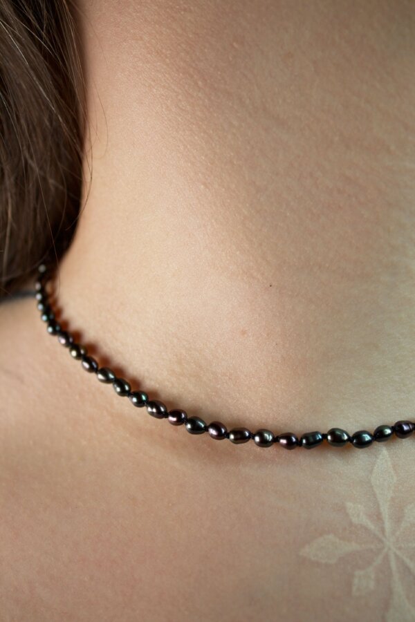 BLACK PEARL Perlenkette Nahaufnahme von einer Süßwasserperlenkette