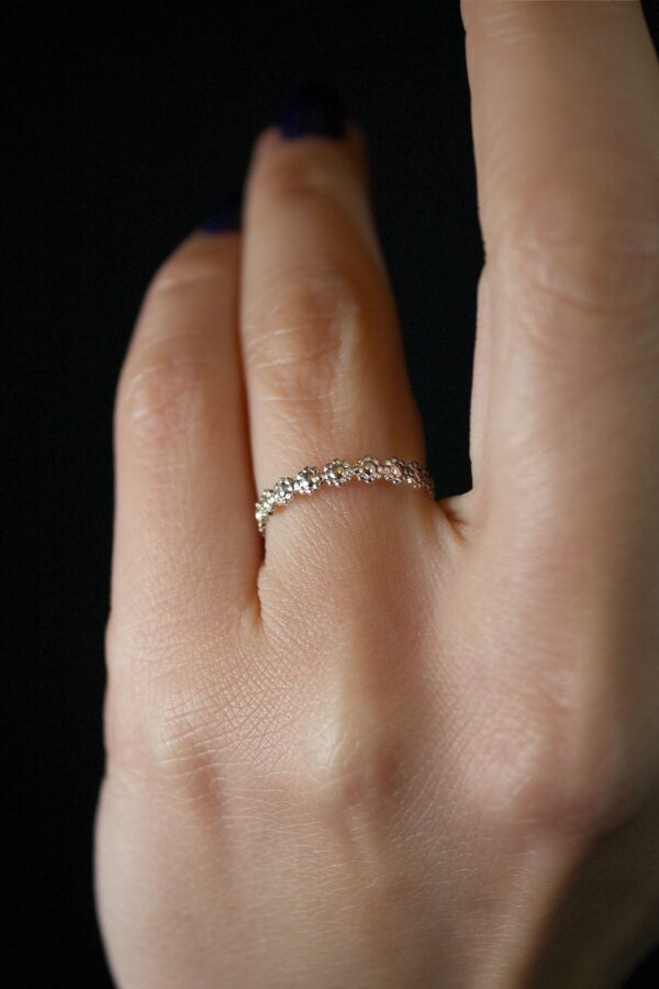 BLOSSOM Ring Nahaufnahme von einem Blümchen Ring aus Silber