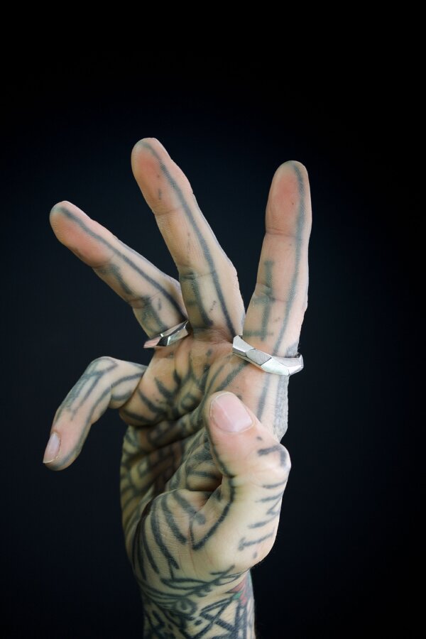 CHROMI Ring Nahaufnahme von 2 kantigen Ringen aus Silber matt und gänzend