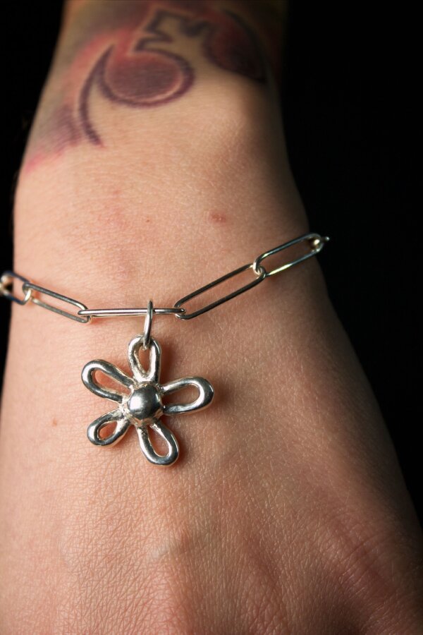 CORN Armkette Nahaufnahme von einer Armkette aus Silber