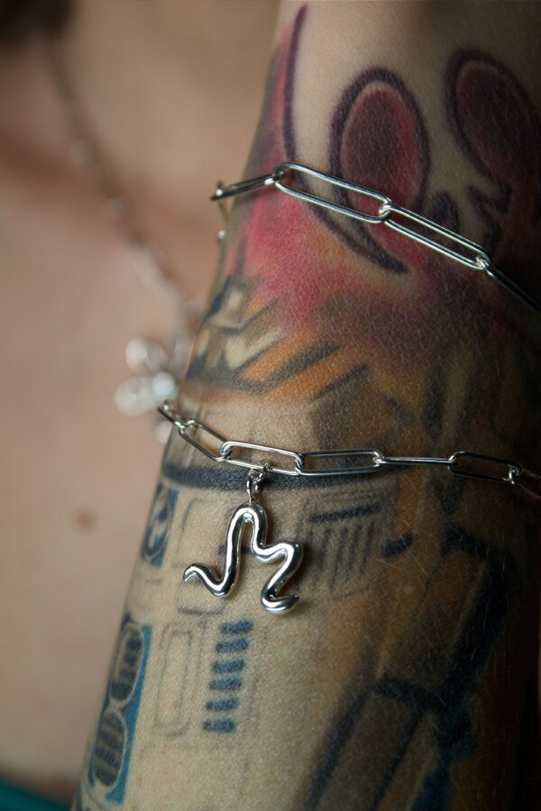 CORN Mini Armkette Nahaufnahme von einer Armkette aus Silber