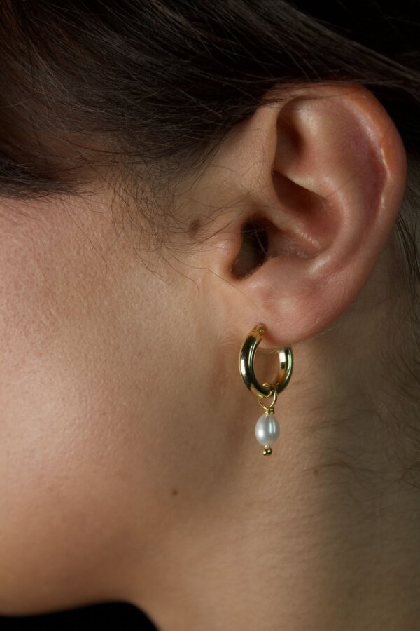 OHRRINGE Silber vergoldet Nahaufnahme von Kreolen aus Gold