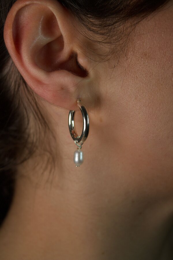 OHRRINGE Silber Nahaufnahme von Kreolen aus Silber