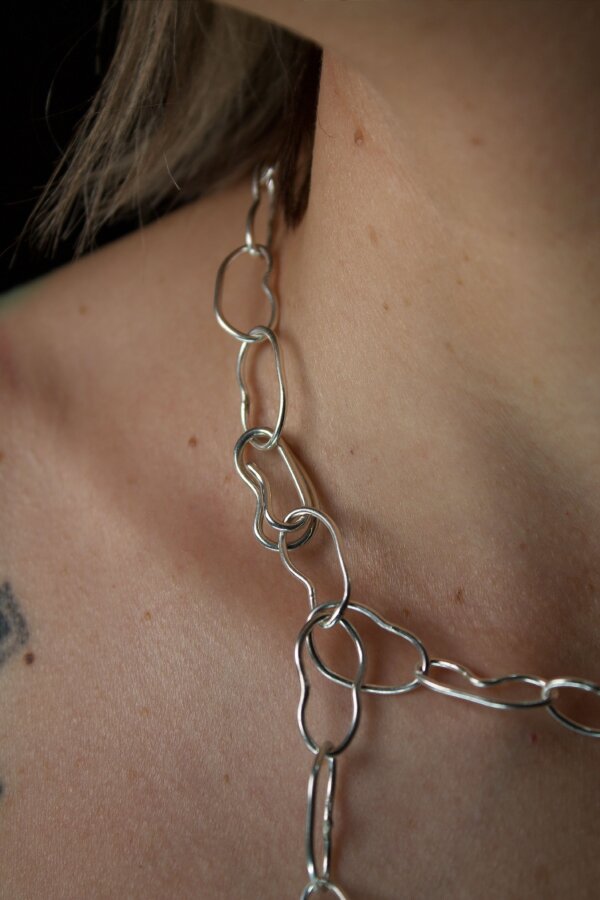 BEAN Halskette Nahaufnahme einer Halskette, aus Silber und bohnenförmigen Gliedern