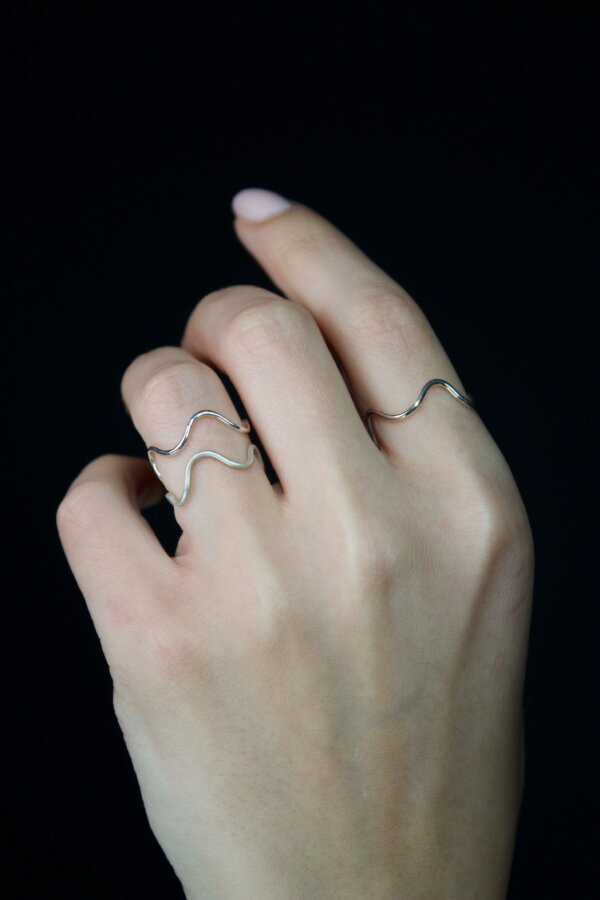 WAVI Ringe Nahaufnahme von geschwungenen Silberringen