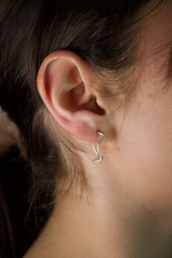 WAVI Ohrringe Nahaufnahme von geschwungenen Silberohrringen