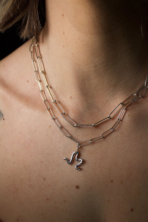 MAWI Anhänger Nahaufnahme eines Kettenanhängers in Form eines M´s aus Silber