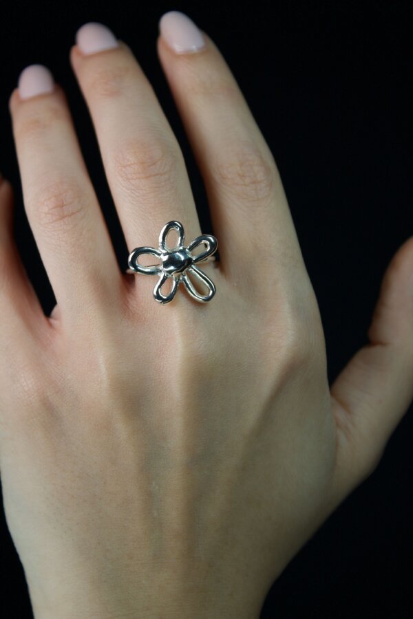 CHEWI BLOOM Ring Nahaufnahme eines Rings aus 935 Silber mit geschwungenem Blumen-Design