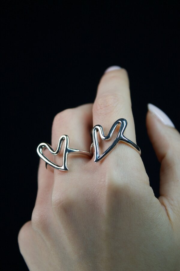CHEWI LOVE Ring Nahaufnahme eines Rings aus 935 Silber mit geschwungenem Herz-Design