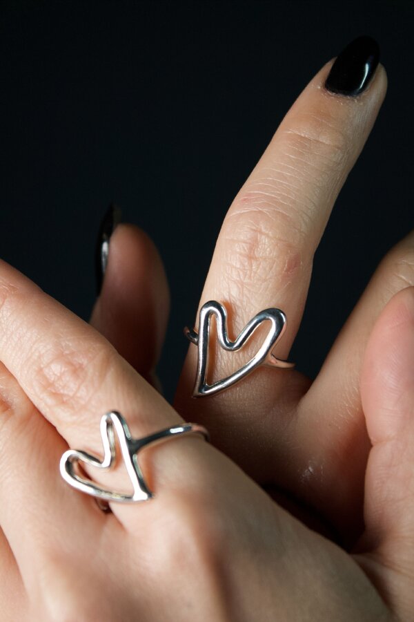 CHEWI LOVE Ring Nahaufnahme eines Rings aus 935 Silber mit geschwungenem Herz-Design