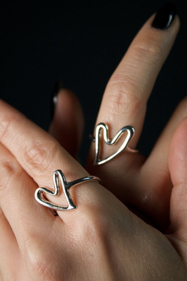CHEWI LOVE Ring Nahaufnahme eines Rings aus 935 Silber mit geschwungenem Herz-Design