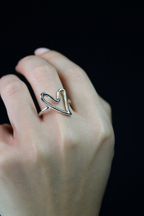 CHEWI LOVE Ring Nahaufnahme eines Rings aus 935 Silber mit geschwungenem Herz-Design