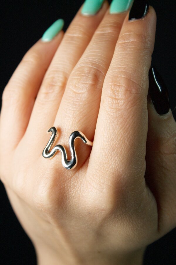 MAWI CHEWI Ring Nahaufnahme eines Rings aus 935 Silber mit geschwungenem M-Design