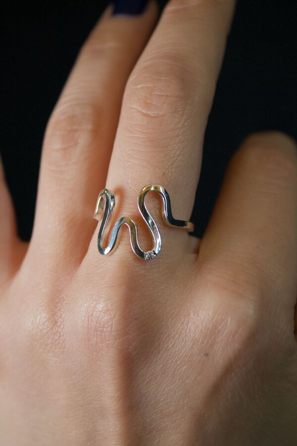 MAWI ONE DIAMOND Ring Nahaufnahme eines Rings aus 925 Silber mit geschwungenem M-Design und Zirkonia-Besatz