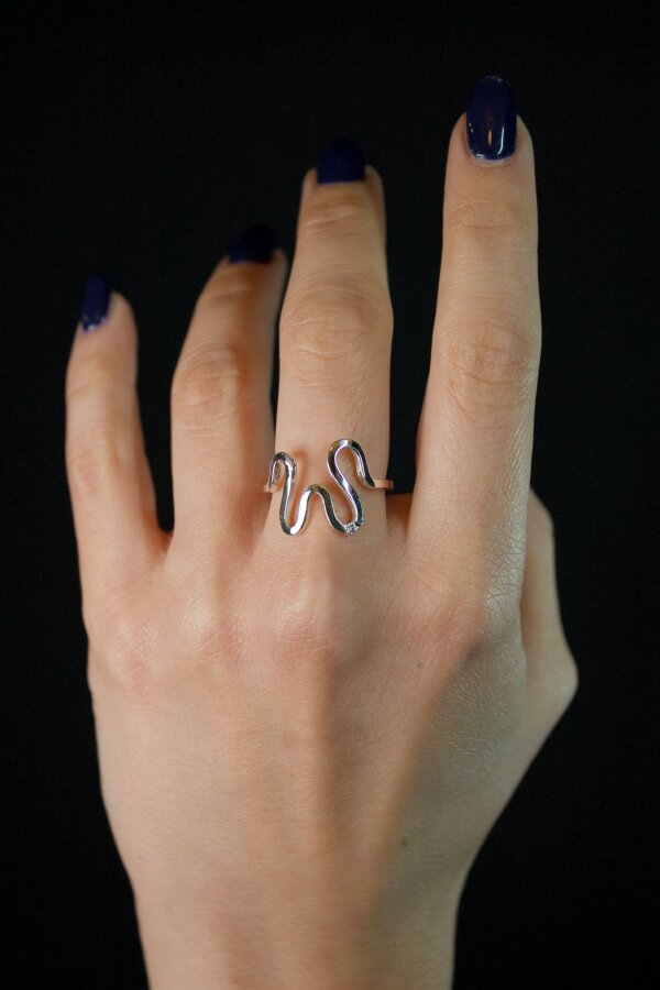 MAWI ONE DIAMOND Ring Nahaufnahme eines Rings aus 925 Silber mit geschwungenem M-Design und Zirkonia-Besatz