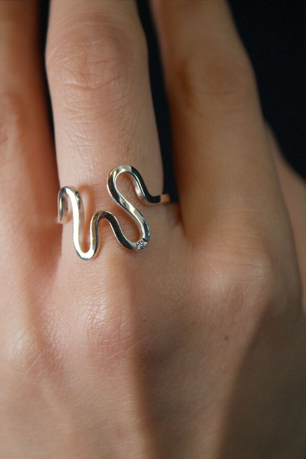 MAWI ONE DIAMOND Ring Nahaufnahme eines Rings aus 925 Silber mit geschwungenem M-Design und Zirkonia-Besatz