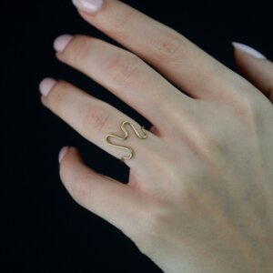 Nahaufnahme eines Rings aus 585 Gold mit geschwungenem M-Design