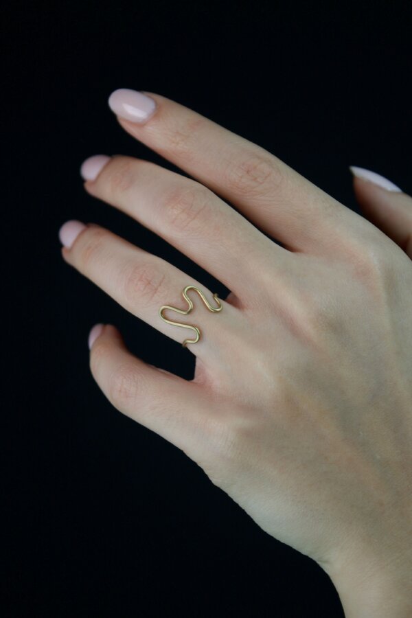 MAWI Ring Nahaufnahme eines Rings aus 585 Gold mit geschwungenem M-Design